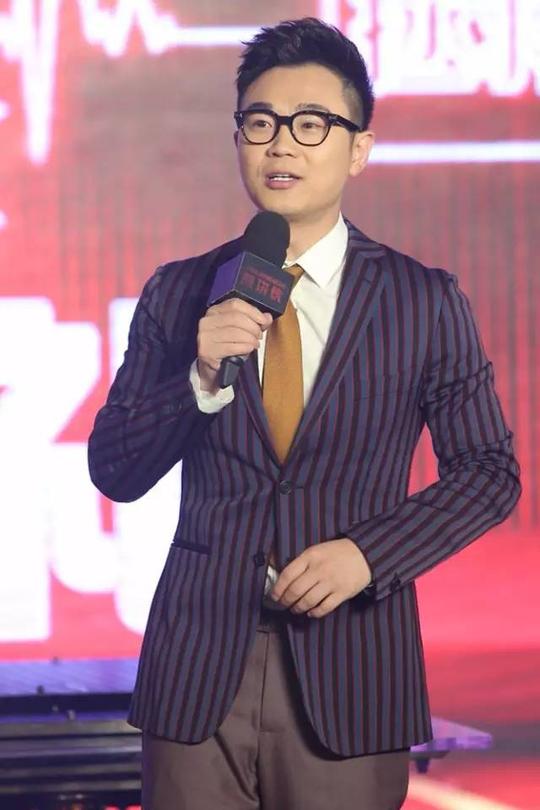 《煎饼侠》首映礼尖叫不断wbr“古惑仔”霸气登台大鹏成粉丝