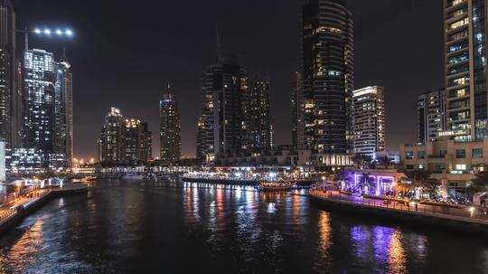 冬天的迪拜城市延时摄影_2560x1440_高清视频素材下载