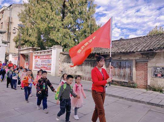 房县军店镇中心幼儿园开展“探寻自然味道品味家乡文化”秋游活动