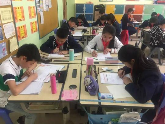 五年级同学参加趣味数学知识竞赛,同学们认真作答,积极思考.