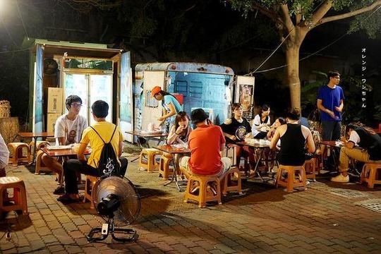 90后小伙创业2年,靠卖路边摊小吃买房买车娶媳妇