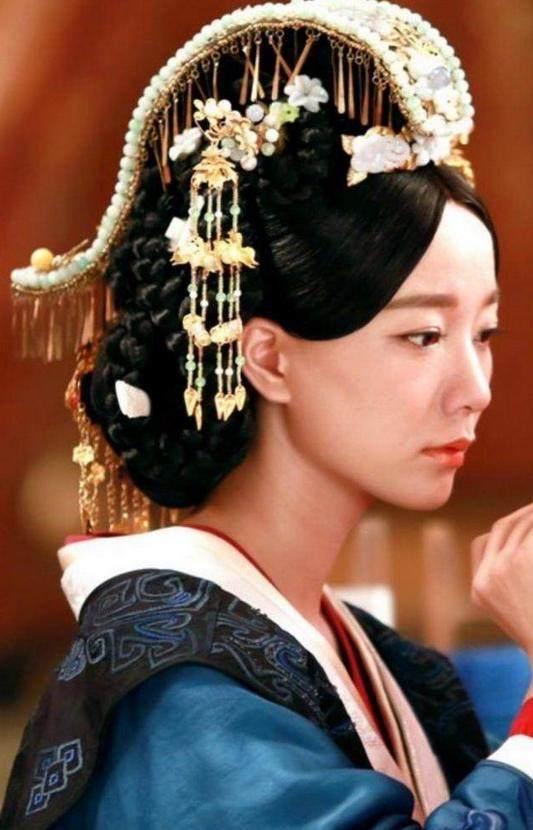 古装造型最美女明星!王珞丹大气优雅，迪丽热巴惊艳无比，不