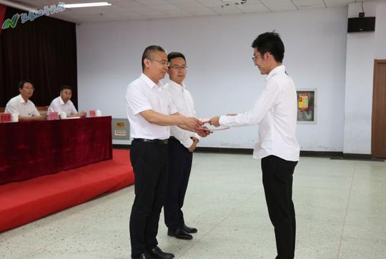 △新入职教师向学院院长王立军递交《入职协议书》