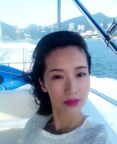 "富婆"李念晒坐游艇出海照炫富被批土豪味浓重(图)