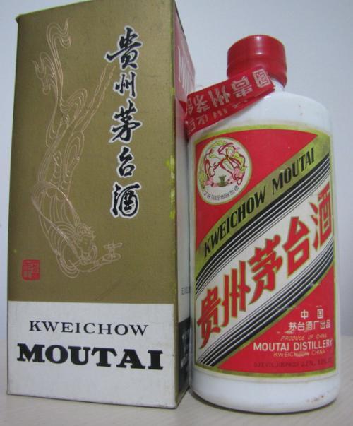8几年的茅台瓶盖是红塑料包着的.瓶嘴带红飘带(中国贵州茅台)字样.