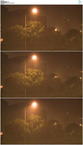 夜晚城市暴风雨实拍视频素材撑伞行走在风雨中实拍视频狂风暴雨中