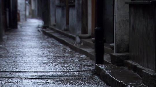 屋檐滴雨小弄堂巷子下雨石路_1280x720_高清视频素材