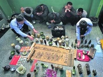 街里假古董骗局虽不崇高高贵,但贪心使许多人上当.