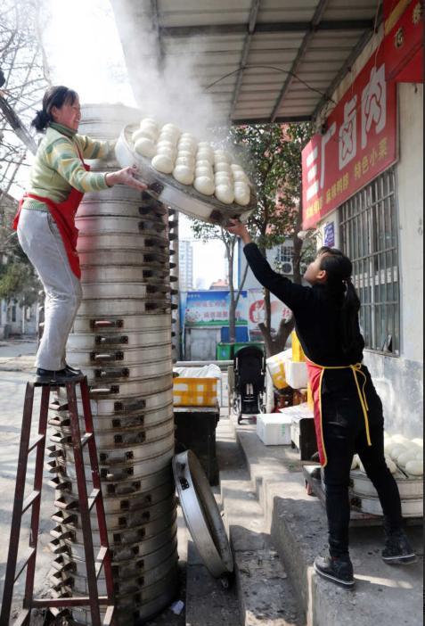 周口夫妻郑州卖馒头，一天卖出一万多个，如今买车买房日子红火