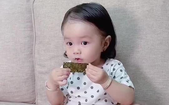 真是给自己生了个小情敌，你看那得意的嘞