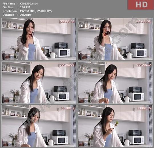 kx05300女性在厨房喝咖啡吃色拉高清实拍视频素材