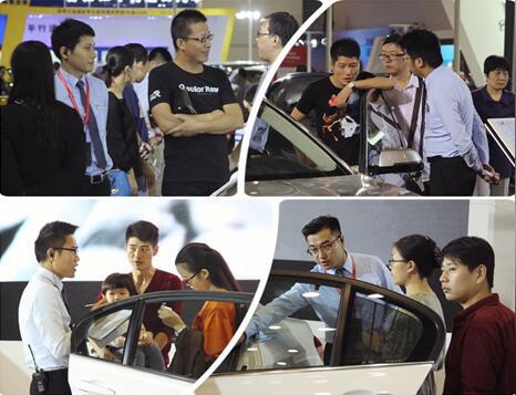 bmw销售顾问认真接待每一位来到展台看车的客户,耐心为客户答疑解问