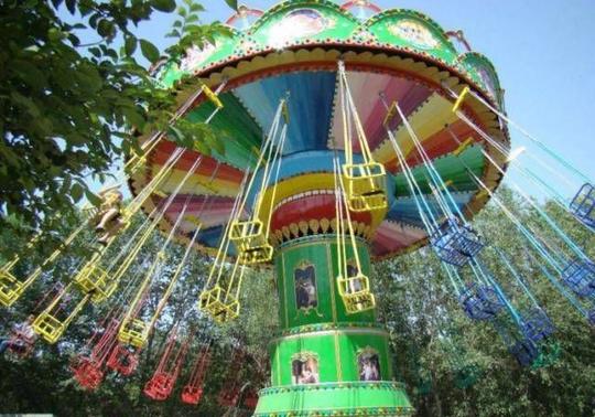 营地的游乐区内建有各色各样的游乐设施,文化休闲广场,露天影院以及