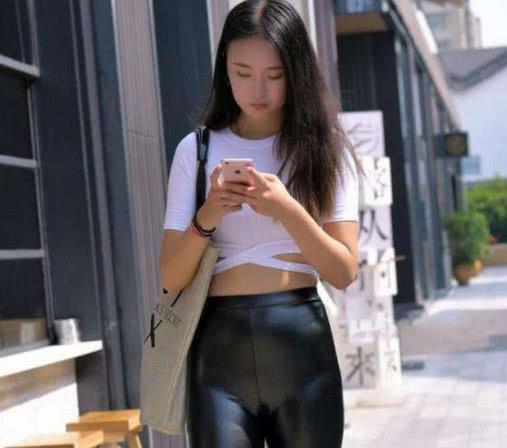 抖音“皮裤女神”走红，当看到她弯腰那一刻，网友：评论区集合！