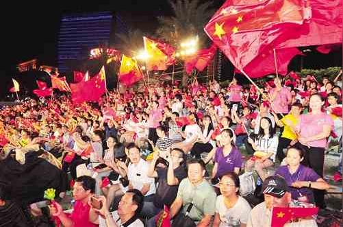 舞台下旗帜飘扬,全场观众激情互动本报记者宋延康摄