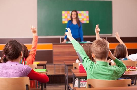 认真学习的小孩图片