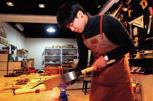 90后大学生放弃留学当木匠传统文化不该丢
