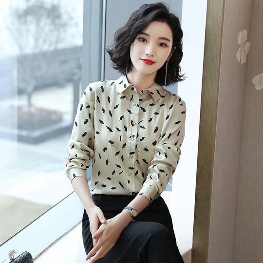精致优雅的女人都穿桑蚕丝衬衫，时尚百搭又显嫩，美的与众不同