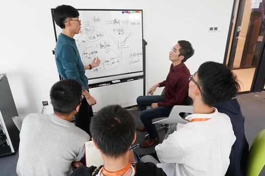 viewskyceo创业导师杨晓鸣从市场模式角度切入协助参赛学生梳理思路.jpg