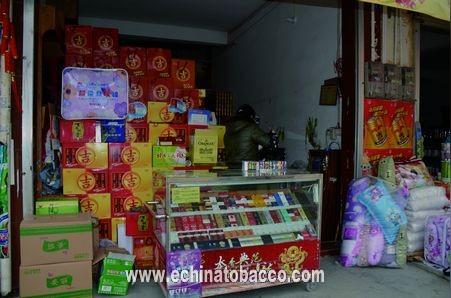 店铺改造前,门前堆满了物品,杂乱无序-小店变型生意变火