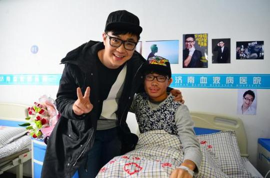 柔情大鹏!"煎饼侠"赴济为绝症男孩圆梦
