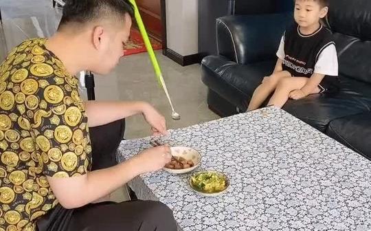 【幽默灵感40073】刚做熟饭有点热，孩子不好好吃，我告诉他爹晾一晾在给孩子吃，结果…