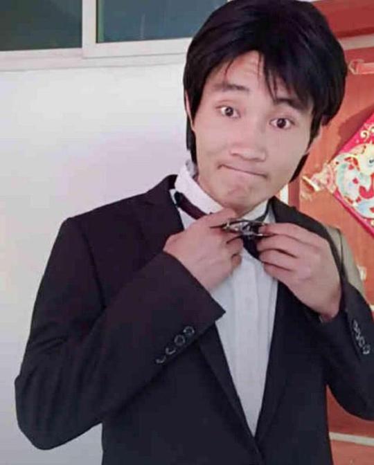 周星驰，开始玩抖音？摘下眼镜的那一刻，数万网友流泪
