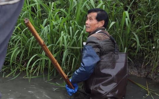 为了挣1000块，83岁农民在水上漂9小时不吃饭:抽烟就能饱