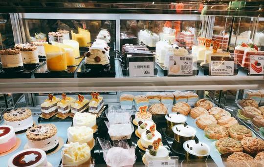 想创业开一家烘焙店，应该去西点培训学校学习还是去店里当学徒?(图1)