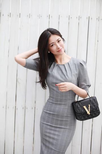 朱珠国外留学派对抽烟表情照片