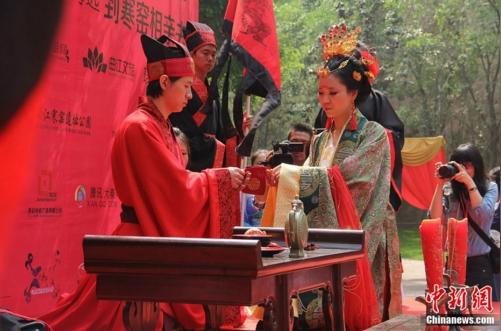 西安相亲节寒窑遗址玩"穿越"展唐制汉服婚礼
