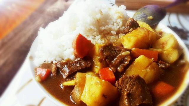 咖喱牛肉炒饭香味浓郁
