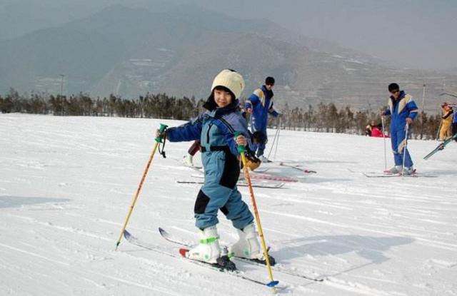 男孩滑雪遭遇雪崩是怎么回事