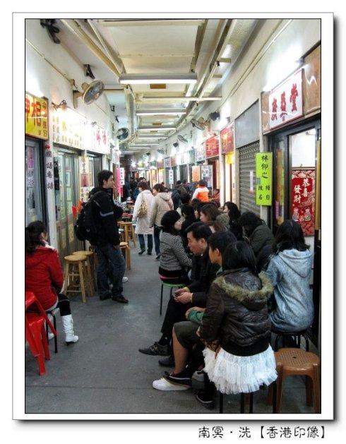 拜过黄大仙后,求得灵签,可以当场解签,场面火爆,百余解签摊位外面排