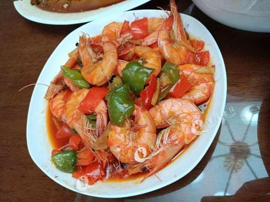 本人想自己创业开一间早餐店,店铺在大概30～50个