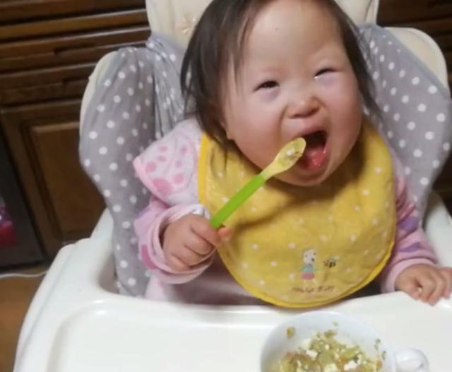 一岁半宝宝不会用勺子吃饭怎么办