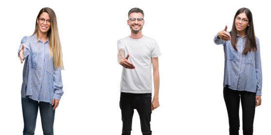 团体和团队的年轻商务人士在孤立的白色背景上微笑友好地提供握手作为问候和欢迎。成功的生意。图片