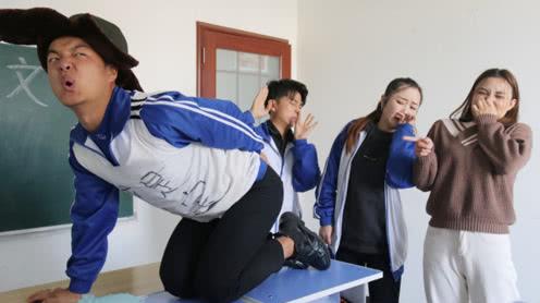 短剧:学霸考试时使劲思考问题获得灵感，阿宝照葫芦画瓢却放了个屁