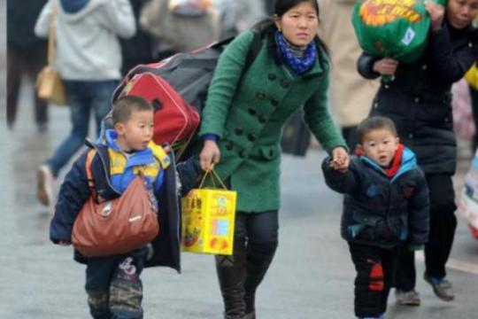 人贩子新骗术:“跟妈妈走”推婴儿车抱奶瓶，用妈妈的角色偷孩子