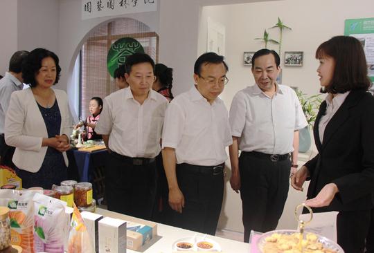 以食科院院长邓放明教授,党委书记李宗军教授为创业导师,联合一些国内