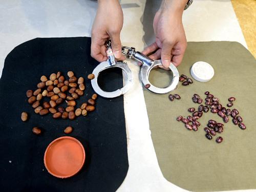这种猜豆子的把戏和以前街头出现的猜瓜子如出一辙,骗术其实并不怎么
