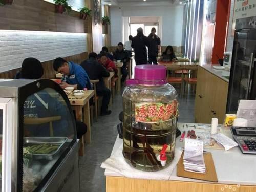 电脑,监控,空调,排风等所有设施齐全,实木桌椅,本店客源稳定,生意