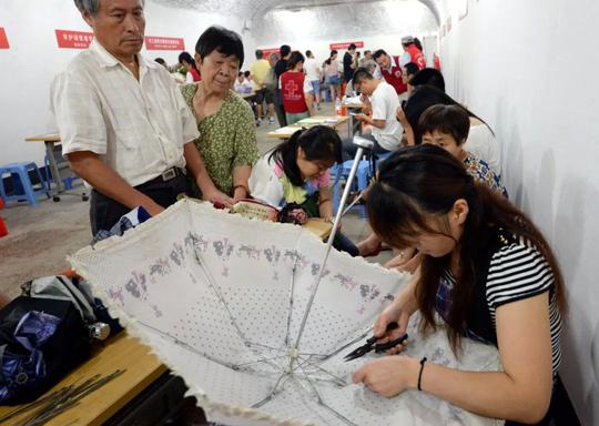 靠雨伞一年卖出20个亿,他60岁摆地摊创业s2.jpeg