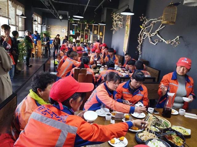 小孩吃饭就出汗怎么回事