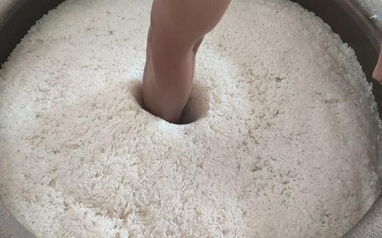 农村这种酿酒方式你见过吗?用纯粮食酿造的米酒，全村都是酒香