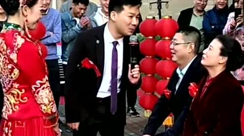 婚礼现场，喜婆婆对儿媳满眼的喜欢，司仪满眼的羡慕张嘴就喊妈