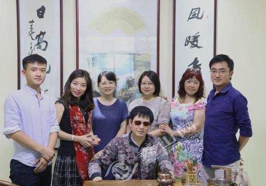 追求进步的书法界精英,演绎了残疾人创业的精彩故事,他,就是游文中.