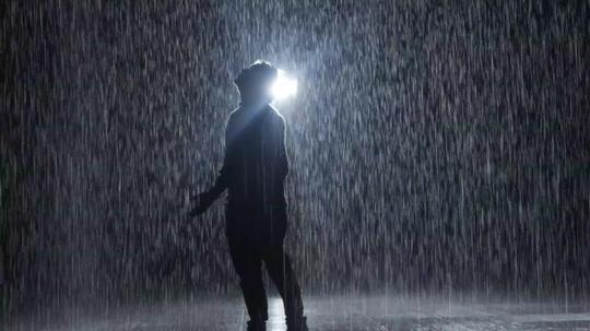 4k唯美夜晚雨中背影_3840x2160_高清视频素材下载(:)