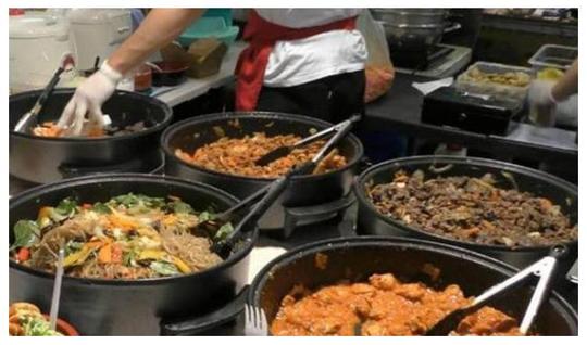 父女在美国卖快餐饭,顾客误以为是夫妻,餐饮生意火爆不行