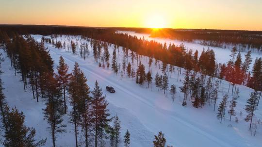 航拍雪地公路风雪暴风雪_3840x2160_高清视频素材下载